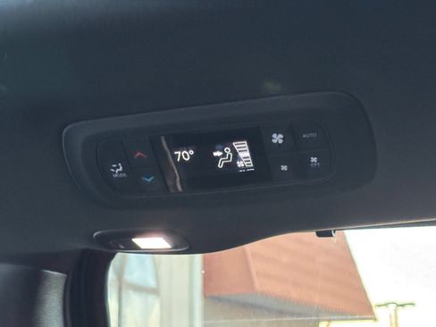 Used 2025 Chrysler Pacifica Limited FWD image 25