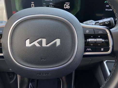 Used 2025 Kia Carnival FWD image 16