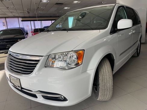 Used 2016 Chrysler Town & Country Touring image 3