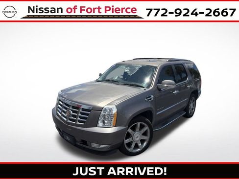 Used 2013 Cadillac Escalade Luxury RWD image 1