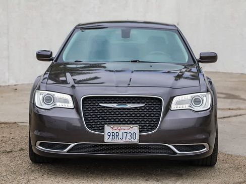 Used 2017 Chrysler 300 Limited RWD image 2