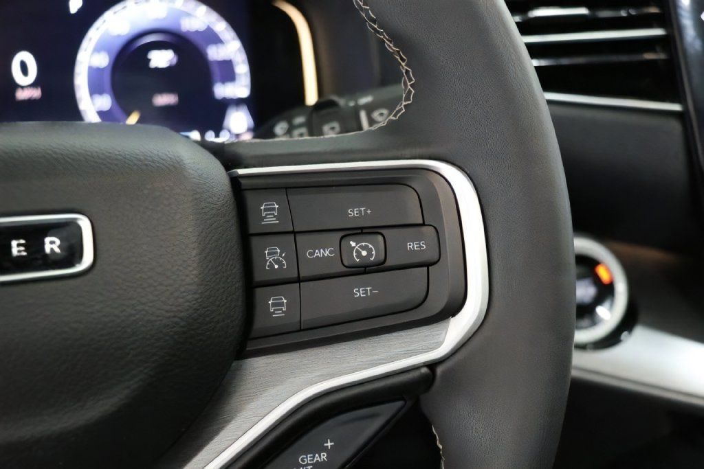 Used 2025 Jeep Wagoneer 4WD w/ Premium Group I image 23