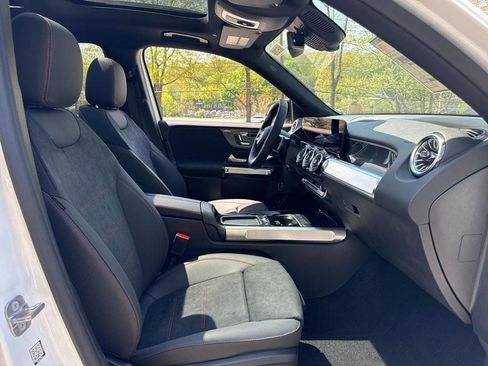 Used 2025 Mercedes-Benz GLB 250 4MATIC image 10