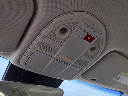 Used 2025 Genesis G70 2.5T image 33