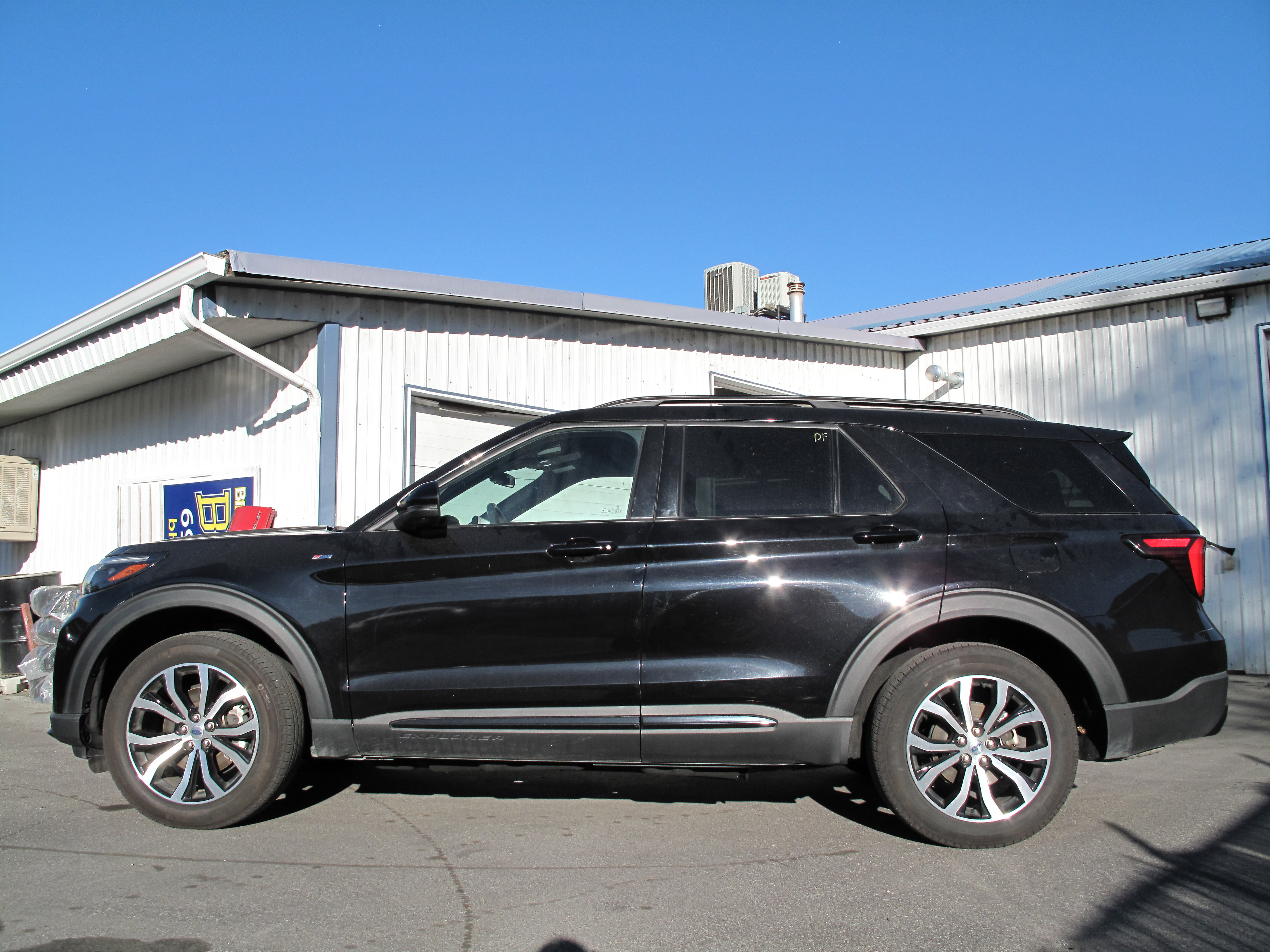 Used 2025 Ford Explorer ST-Line AWD/4WD image 2