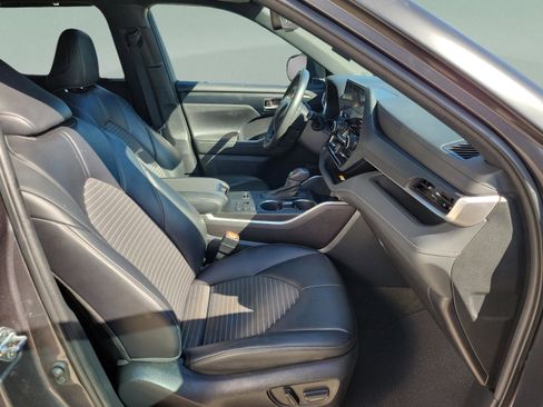 Used 2023 Toyota Highlander XSE FWD image 6