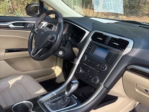 Used 2016 Ford Fusion SE w/ Equipment Group 202A image 23