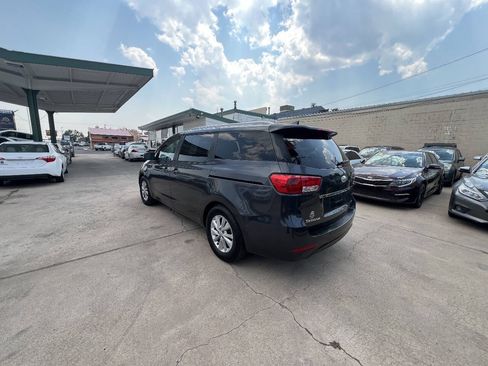 Used 2016 Kia Sedona LX w/ Option Group 020 FWD image 4