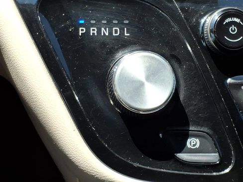 Used 2024 Chrysler Pacifica Touring-L FWD image 24
