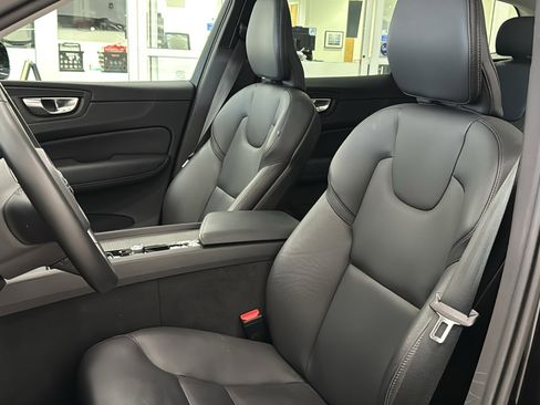 Used 2025 Volvo XC60 B5 Core AWD/4WD image 23
