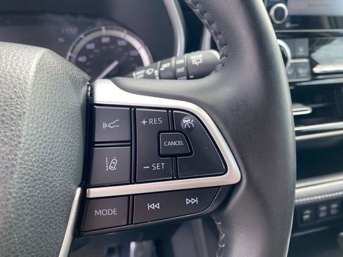 Used 2022 Toyota Highlander XLE AWD/4WD image 16