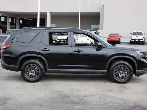 Certified 2025 Honda Pilot TrailSport image 4