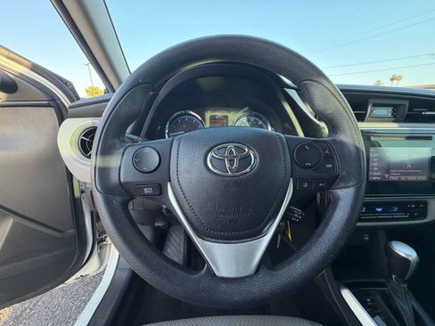 Used 2018 Toyota Corolla LE w/ Carpet Mat Package (TMS) FWD image 10