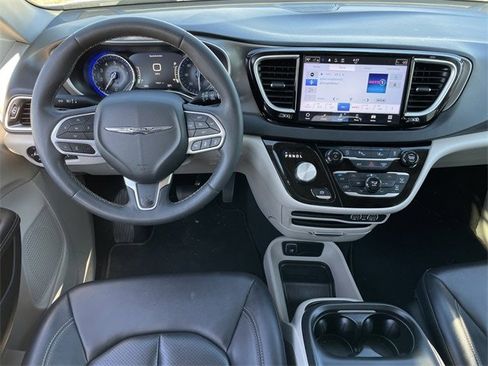 Used 2024 Chrysler Pacifica Touring-L image 10