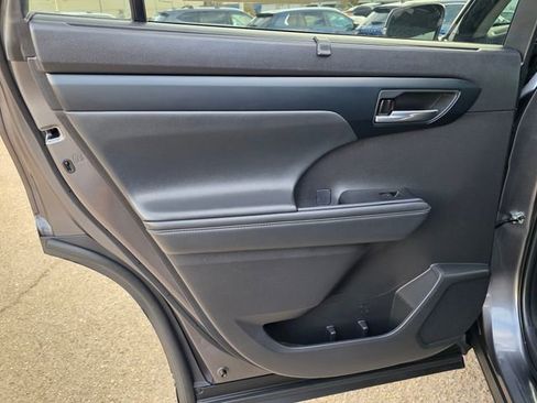 Used 2022 Toyota Highlander XLE image 20