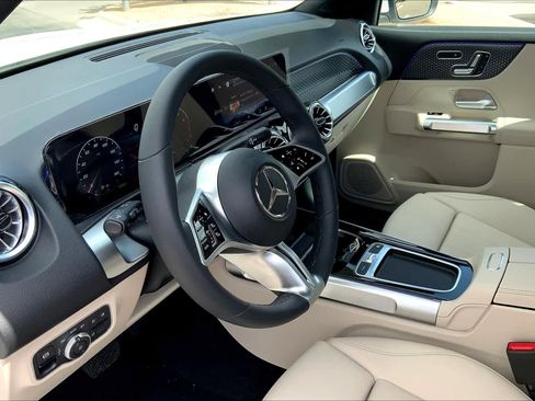 Used 2025 Mercedes-Benz GLB 250 image 9