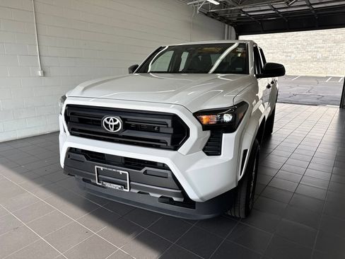 Certified 2024 Toyota Tacoma SR AWD/4WD image 3