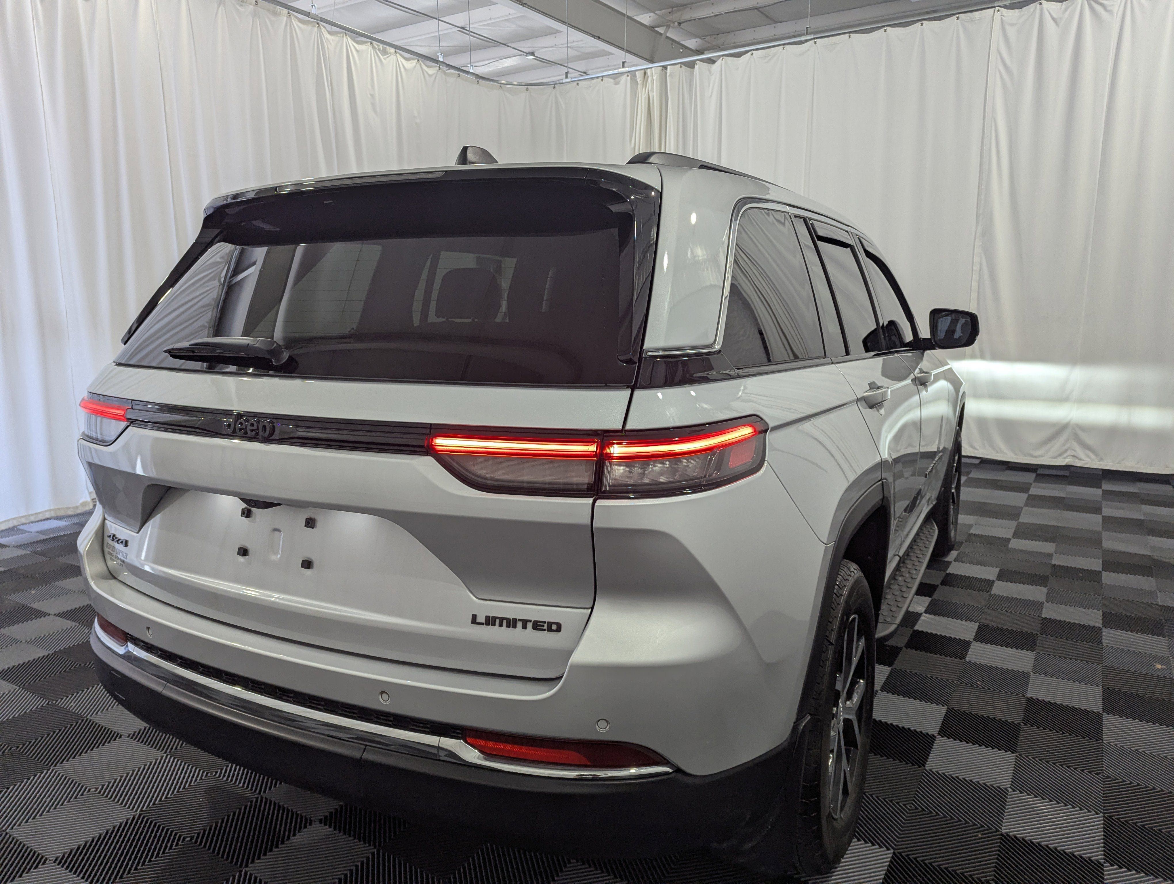 Used 2025 Jeep Grand Cherokee Limited w/ Trailer Tow Package AWD/4WD image 9