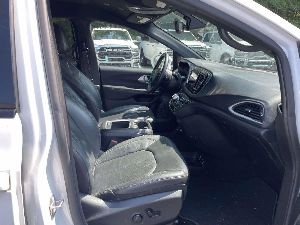 Used 2020 Chrysler Pacifica Touring-L Plus w/ S Appearance Package FWD image 11
