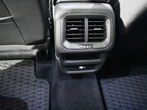 Used 2022 Volkswagen Taos SE image 29