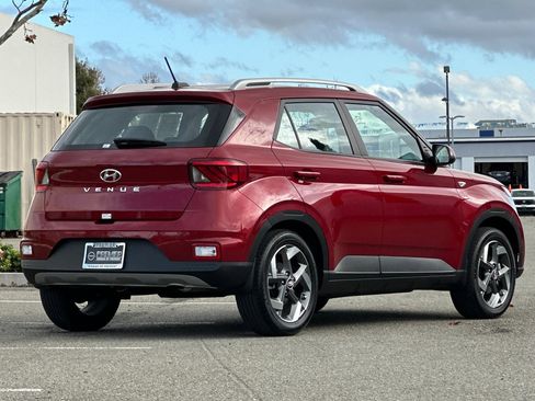 Used 2024 Hyundai Venue SEL image 4