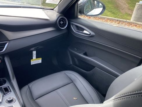 New 2025 Alfa Romeo Giulia Base image 46