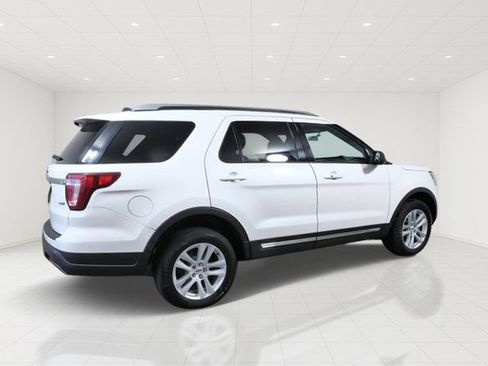 Used 2018 Ford Explorer XLT AWD/4WD image 6
