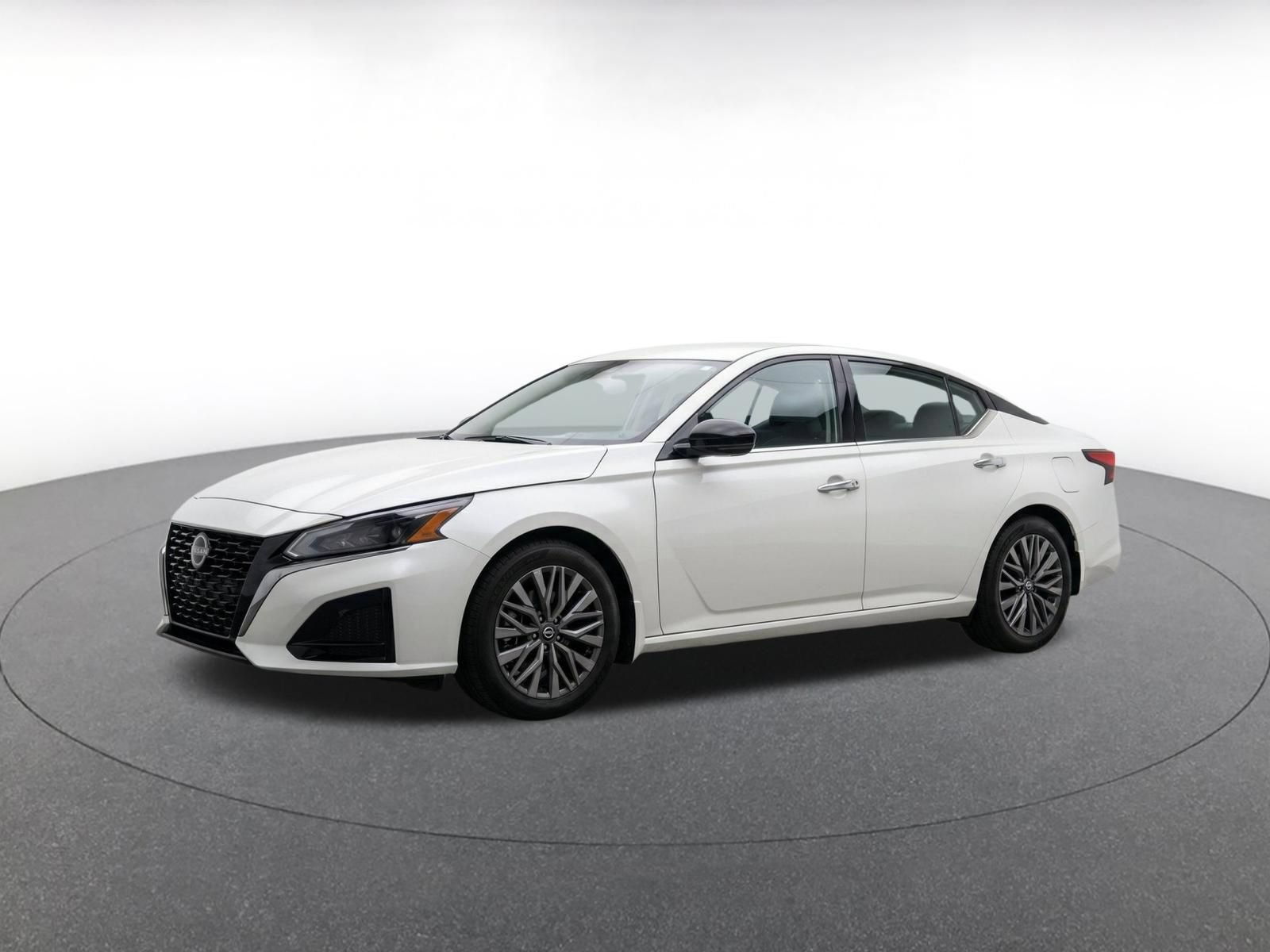 Used 2025 Nissan Altima 2.5 SV FWD image 3