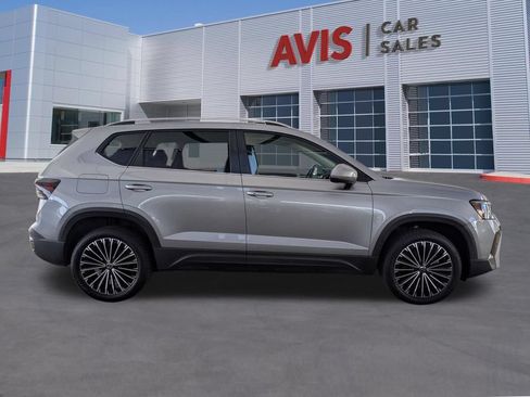 Used 2025 Volkswagen Taos SE FWD image 2