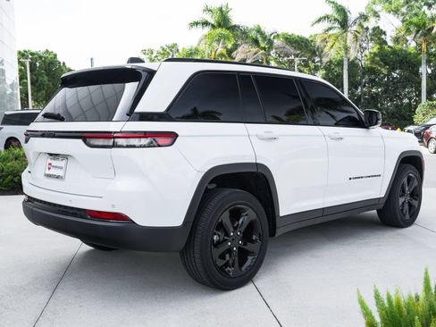 Used 2023 Jeep Grand Cherokee Altitude AWD/4WD image 10