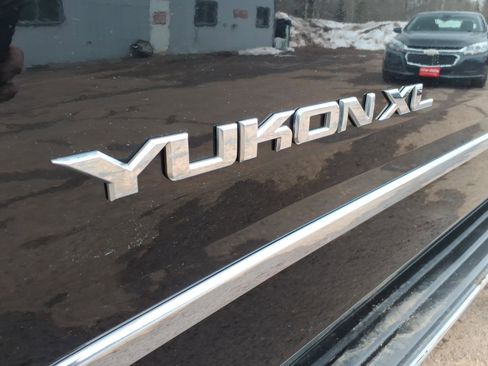 Used 2020 GMC Yukon XL SLT image 2