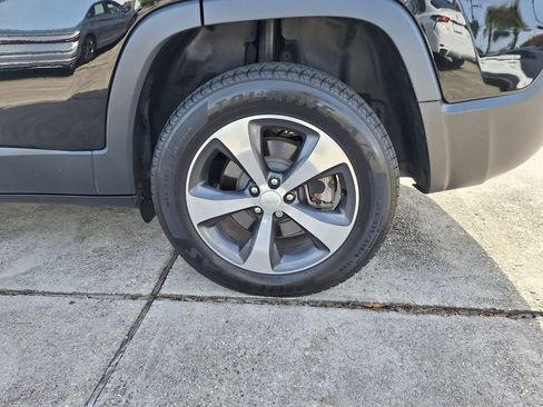 Used 2019 Jeep Cherokee Limited image 23