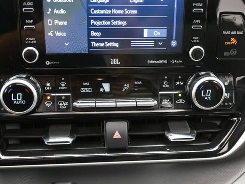 Used 2021 Toyota Highlander Limited AWD/4WD image 19