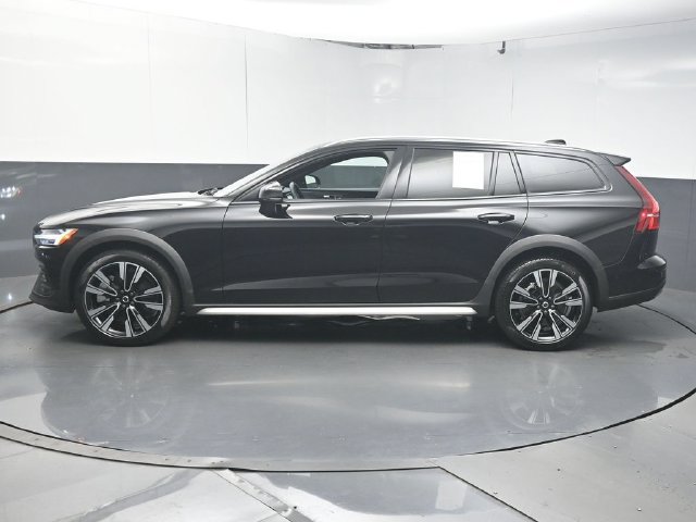 Used 2025 Volvo V60 B5 Cross Country Ultra AWD/4WD image 5