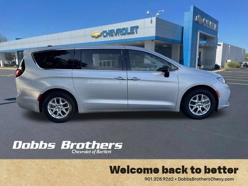 Used 2024 Chrysler Pacifica Touring-L FWD image 9