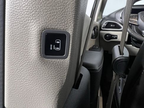 Used 2024 Chrysler Pacifica Touring-L image 28