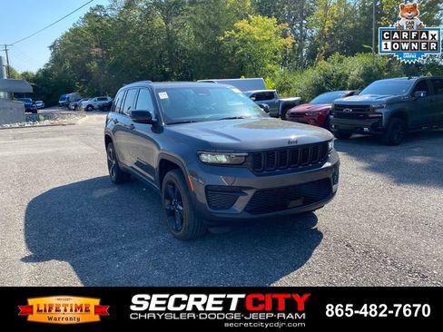 Used 2023 Jeep Grand Cherokee Altitude AWD/4WD image 3