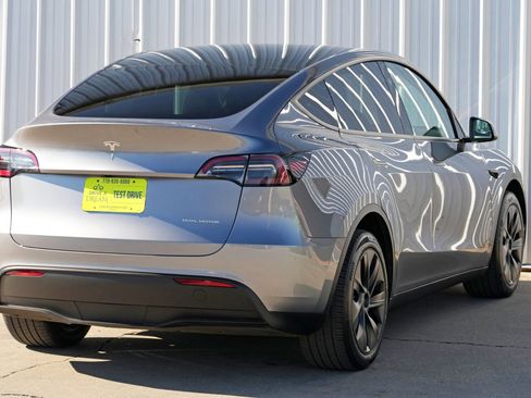 Used 2025 Tesla Model Y Long Range image 51