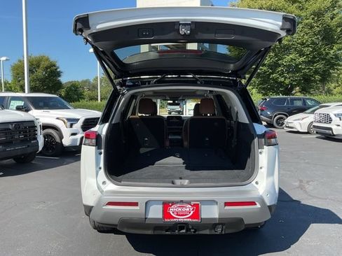 Used 2025 Nissan Pathfinder Platinum AWD/4WD image 10