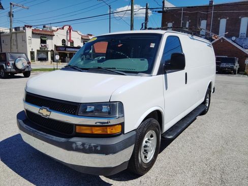 Used 2018 Chevrolet Express 2500 w/ Driver Convenience Package RWD image 3
