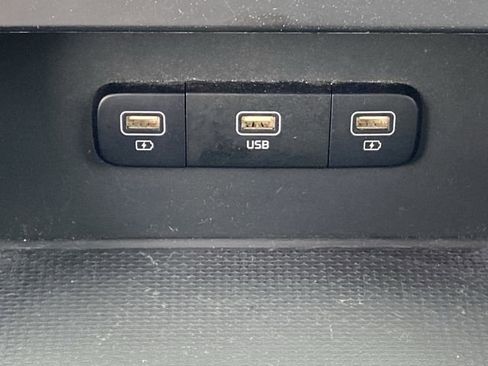 Used 2023 Kia Carnival LX image 19