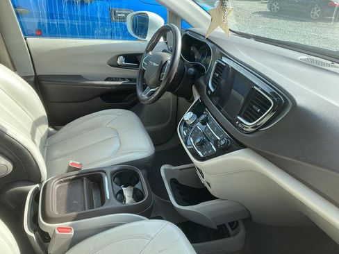Used 2017 Chrysler Pacifica Touring-L image 6