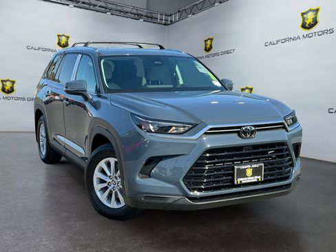 Used 2024 Toyota Grand Highlander AWD image 3