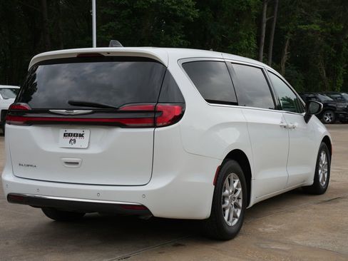 Used 2023 Chrysler Pacifica Touring-L FWD image 3