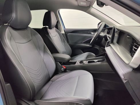 Used 2025 Volkswagen Tiguan SE image 4