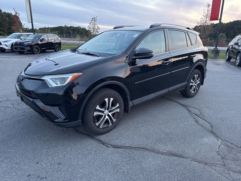 Used 2018 Toyota RAV4 LE image 3
