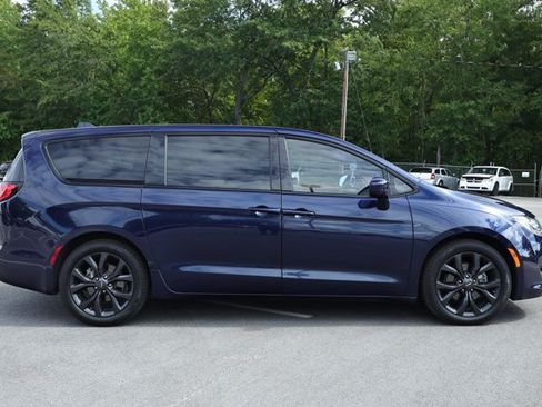 Used 2019 Chrysler Pacifica Touring Plus w/ S Appearance Package FWD image 3