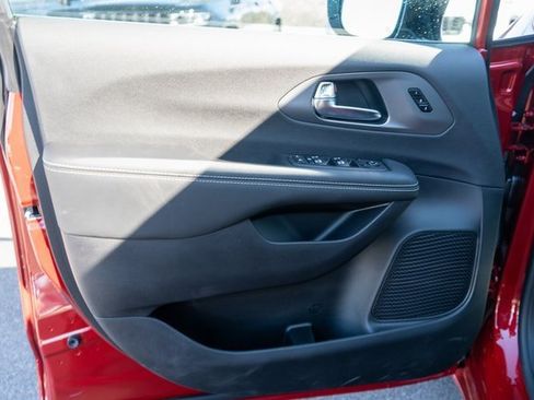 New 2026 Chrysler Pacifica Select image 13