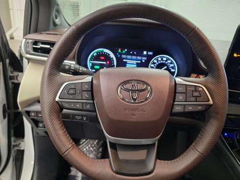 Used 2024 Toyota Sienna Platinum FWD image 19