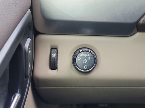 Used 2019 Chevrolet Suburban LT RWD image 18